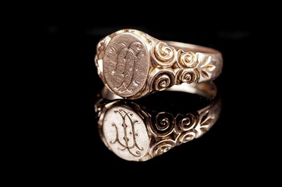 Lot 43 - An antique 9ct rose gold signet ring