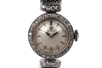 Lot 431 - Omega: an 18ct white gold cased lady's cocktail watch