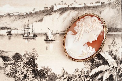 Lot 72 - A carved shell cameo brooch depicting the profile of a young debutant