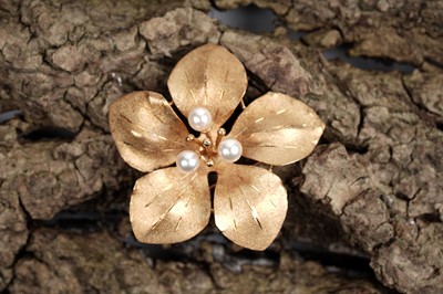 Lot 19 - An 18ct gold and cultured pearl flower pattern brooch