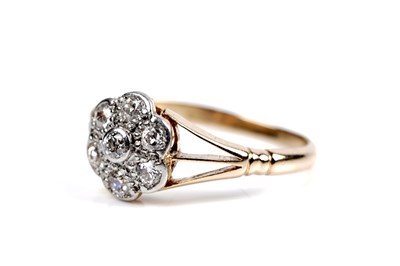 Lot 76 - An early 20th Century diamond flowerhead pattern ring