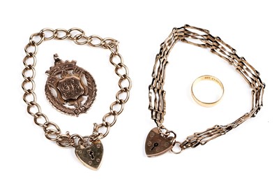 Lot 114 - A selection of 9ct gold jewellery
