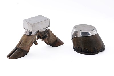 Lot 201 - A silver vesta box; and a silver-mounted horse-hoof box
