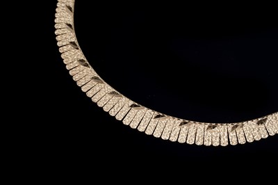 Lot 196 - An 18ct gold fringe necklace