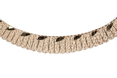 Lot 196 - An 18ct gold fringe necklace
