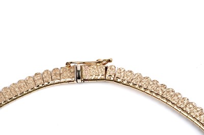 Lot 196 - An 18ct gold fringe necklace
