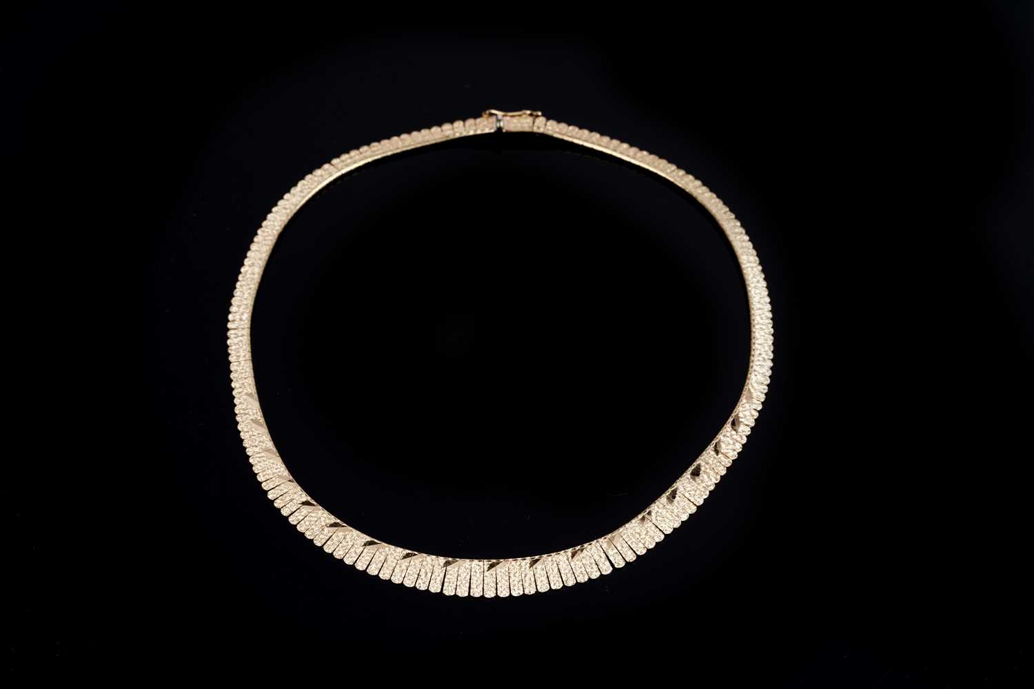 Lot 196 - An 18ct gold fringe necklace