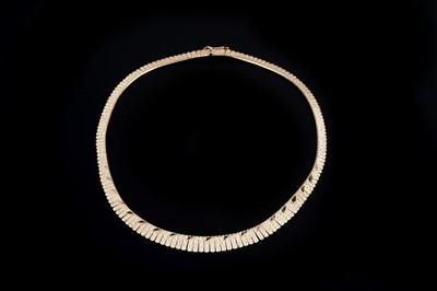 Lot 196 - An 18ct gold fringe necklace