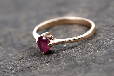 Lot 159 - A single stone ruby ring