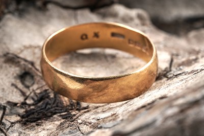 Lot 156 - A 22ct gold ring