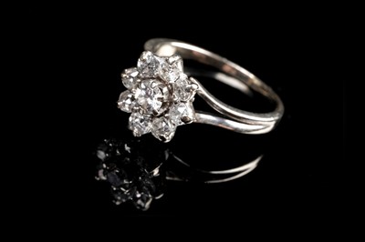 Lot 542 - A diamond cluster ring
