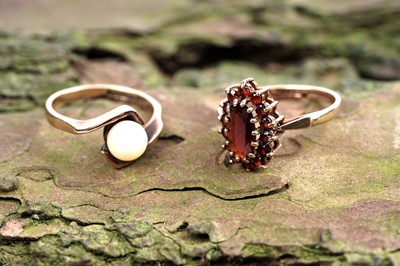 Lot 93 - A single-stone pearl ring; and a garnet cluster ring