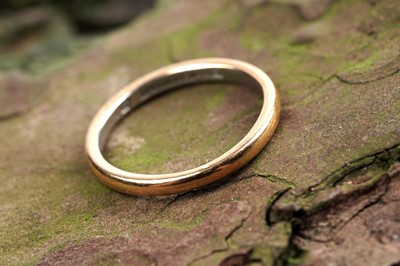Lot 89 - A 1920's 22ct gold and platinum wedding band