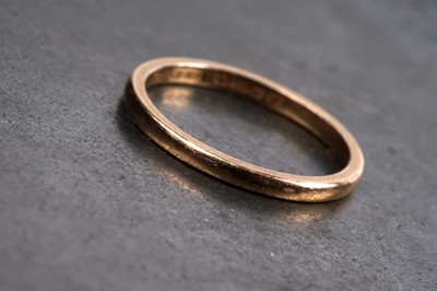 Lot 40 - A 1930's 22ct gold wedding band