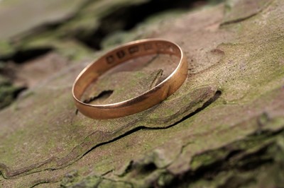 Lot 32 - A Victorian 18ct gold wedding band