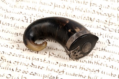 Lot 335 - A 19th Century horn snuff mull