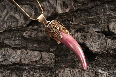 Lot 96 - An 18ct gold snake-link neck chain and hardstone claw pendant
