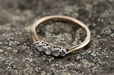 Lot 21 - An early 20th Century five-stone diamond ring