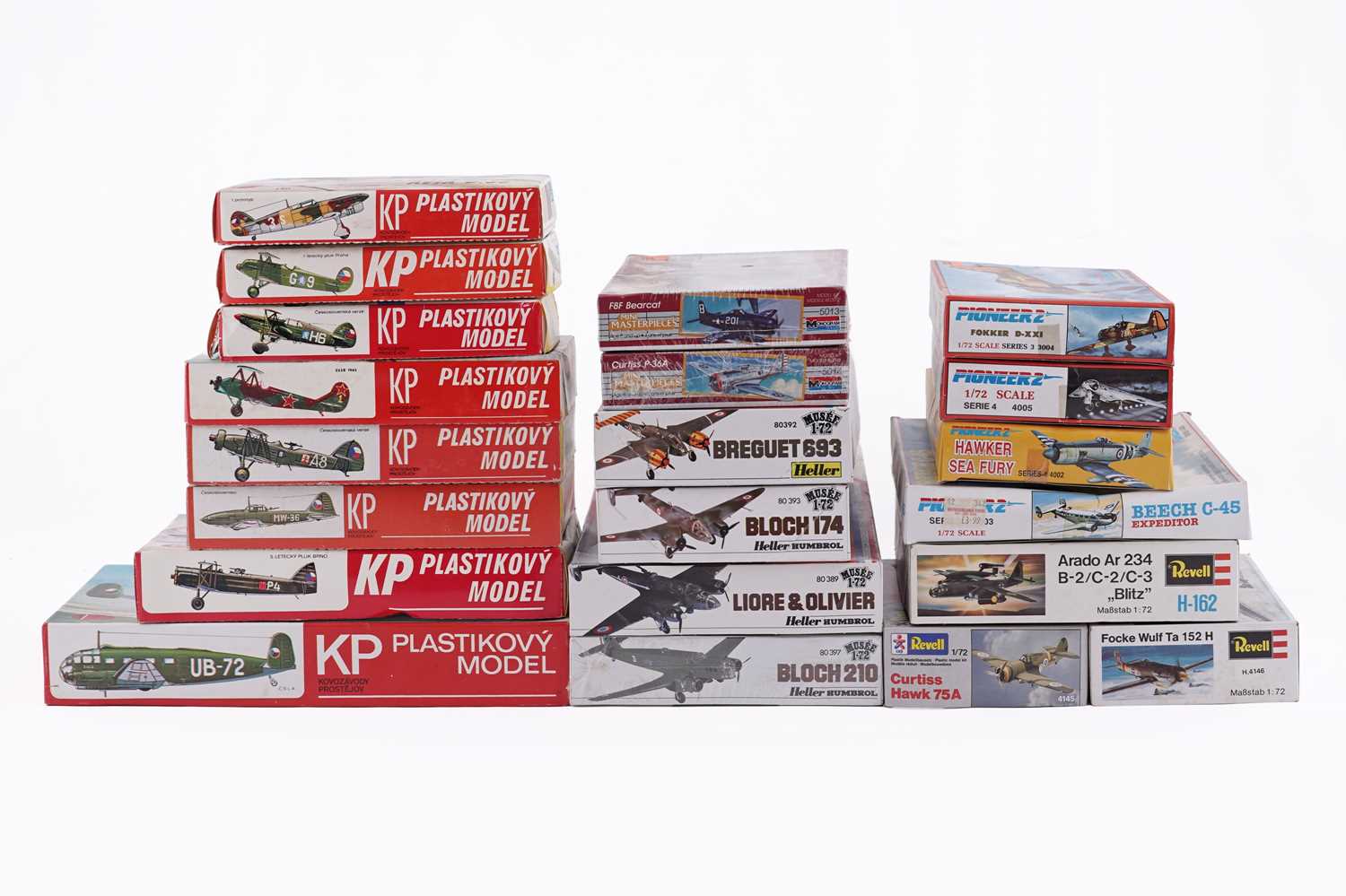 Lot 855 - A collection of twenty-two boxed model kits