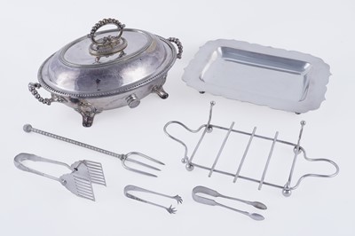 Lot 313 - A collection of plated wares including: a silverplated asparagus dish and tongs