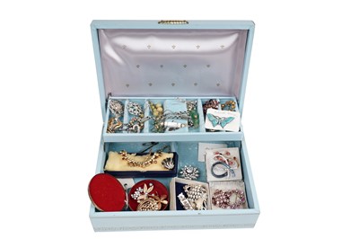 Lot 199 - A mid-20th Century jewellery box containing a collection of costume jewellery