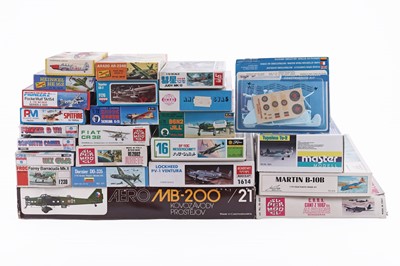 Lot 856 - A collection of twenty-four boxed model kits