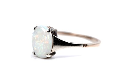 Lot 88 - An early 20th Century opal cabochon ring