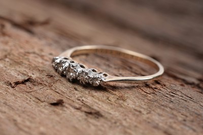 Lot 90 - A five-stone diamond ring