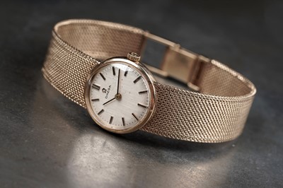 Lot 256 - A lady's 9ct gold Omega wristwatch