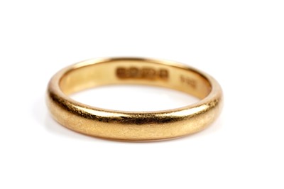 Lot 177 - A 22ct gold ring