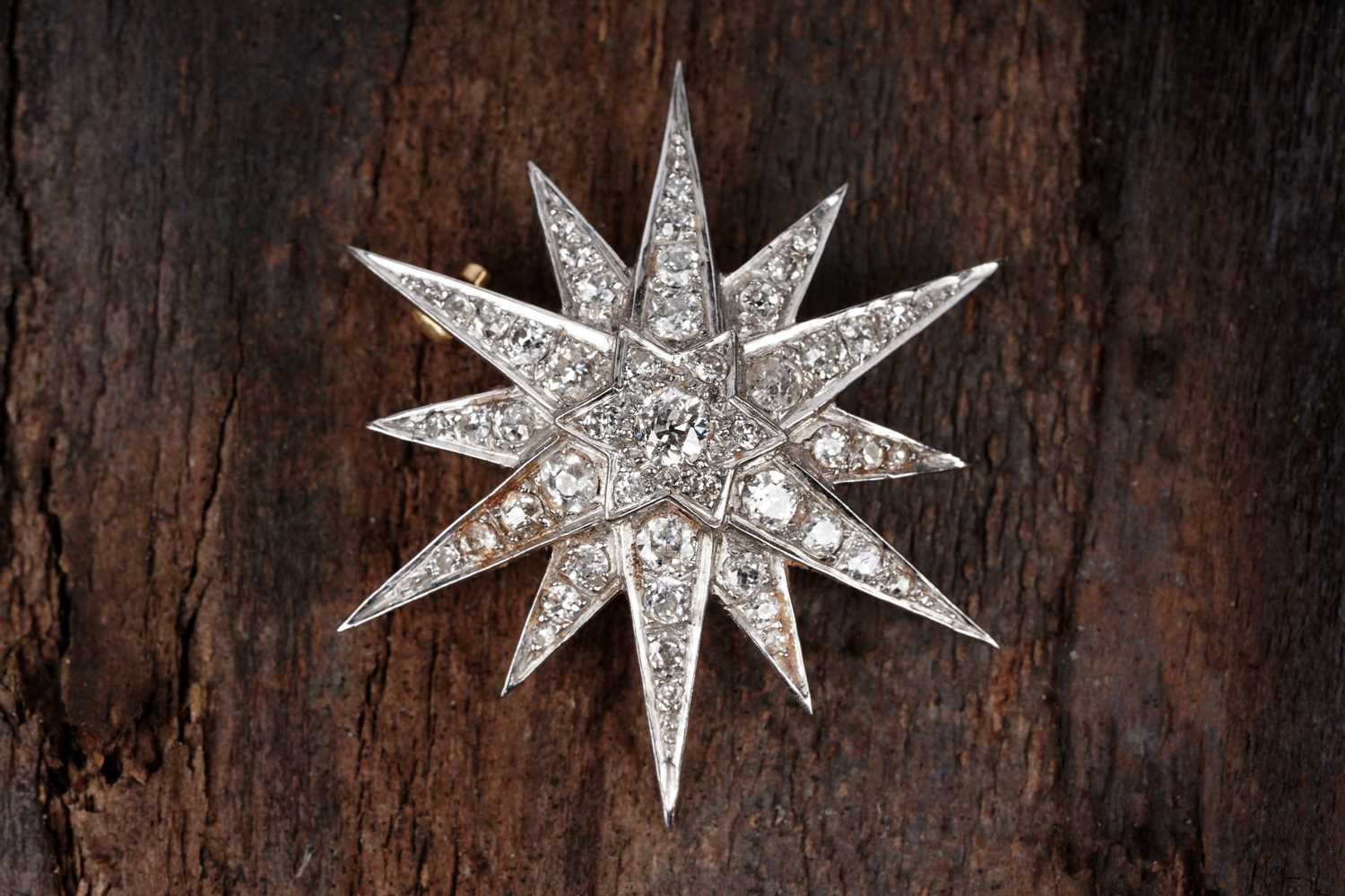 Lot 562 - Cropp & Farr: a Victorian style star pattern diamond brooch