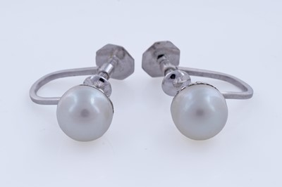 Lot 46 - A 20th Century 9ct gold single-stone cubic zirconia ring; and a pair of Ciro pearl earrings