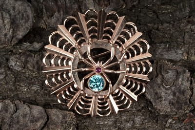 Lot 553 - A 9ct yellow gold spider and web pattern brooch
