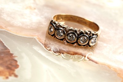 Lot 188 - A contemporary five stone diamond ring