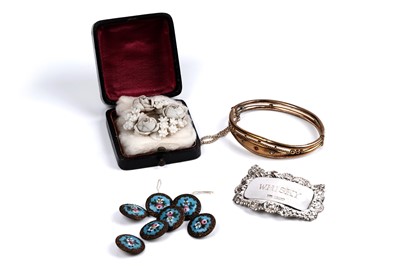 Lot 75 - Victorian and later jewellery including: a Romantic Period porcelain wreath brooch
