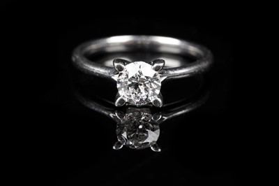 Lot 614 - A solitaire diamond ring
