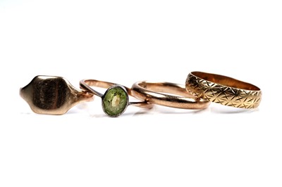 Lot 84 - 9ct gold wedding and dress rings