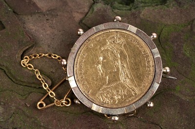 Lot 244 - A Victorian 1887 gold sovereign in a gold brooch mount
