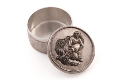 Lot 379 - An Elizabeth II decorative silver box