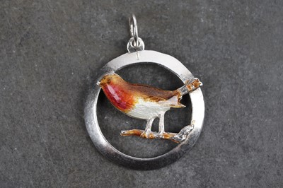 Lot 20 - A 1913 enamelled silver pendant depicting a robin on a bough