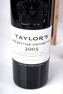 Lot 9 - Eight bottles of port