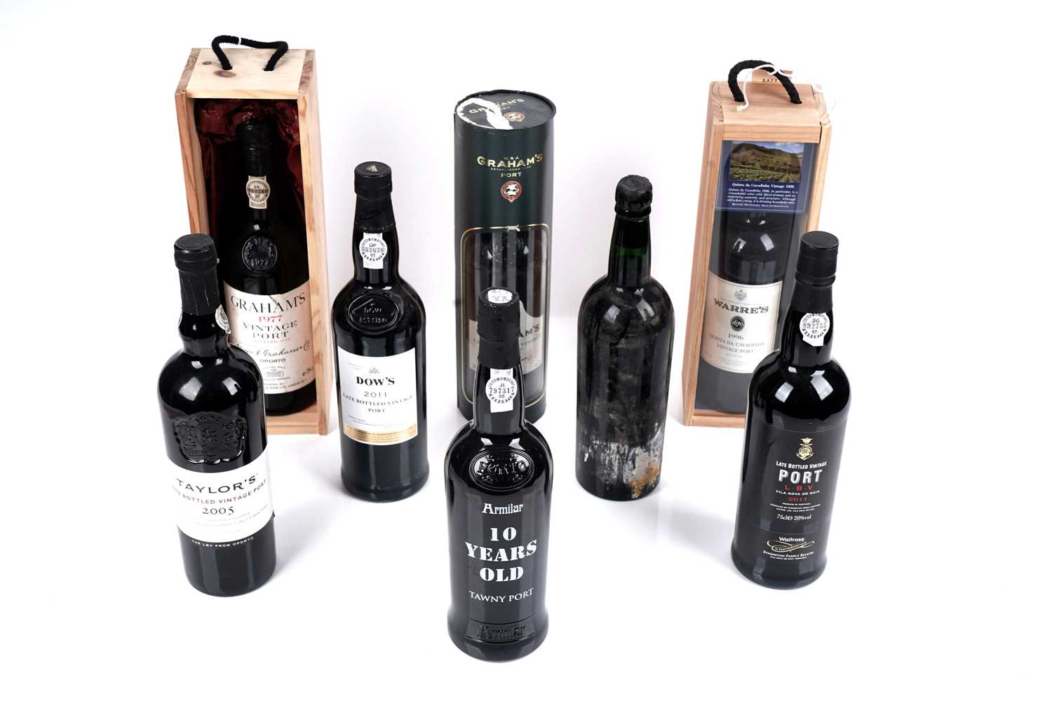 Lot 9 - Eight bottles of port