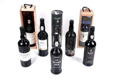 Lot 9 - Eight bottles of port