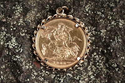 Lot 252 - A Victorian 1900 gold sovereign in a pendant mount