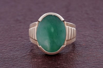Lot 76 - A modern jade Streamline style signet ring