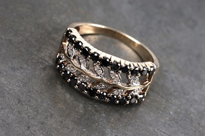 Lot 123 - A contemporary white and black diamond ring