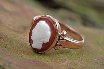 Lot 128 - A 1920's 9ct rose gold and carved cameo ring