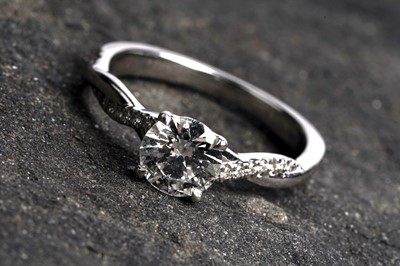 Lot 615 - A single stone diamond ring