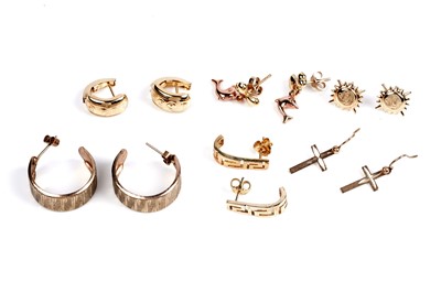 Lot 173 - A selection of gold earrings
