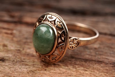 Lot 182 - A Chinese gold and jadeite ring